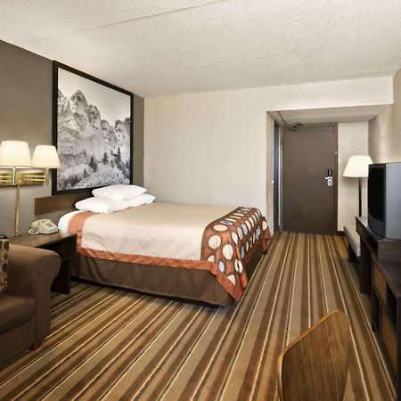 Super 8 By Wyndham Redfield Hotel Exterior photo