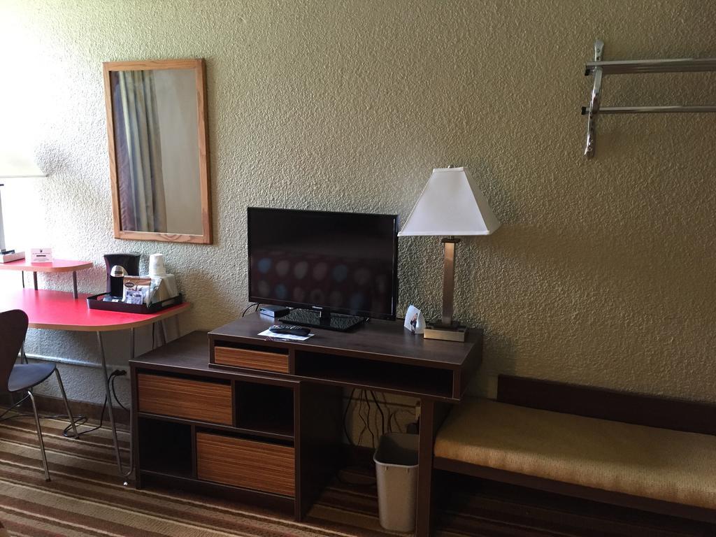 Super 8 By Wyndham Redfield Hotel Exterior photo