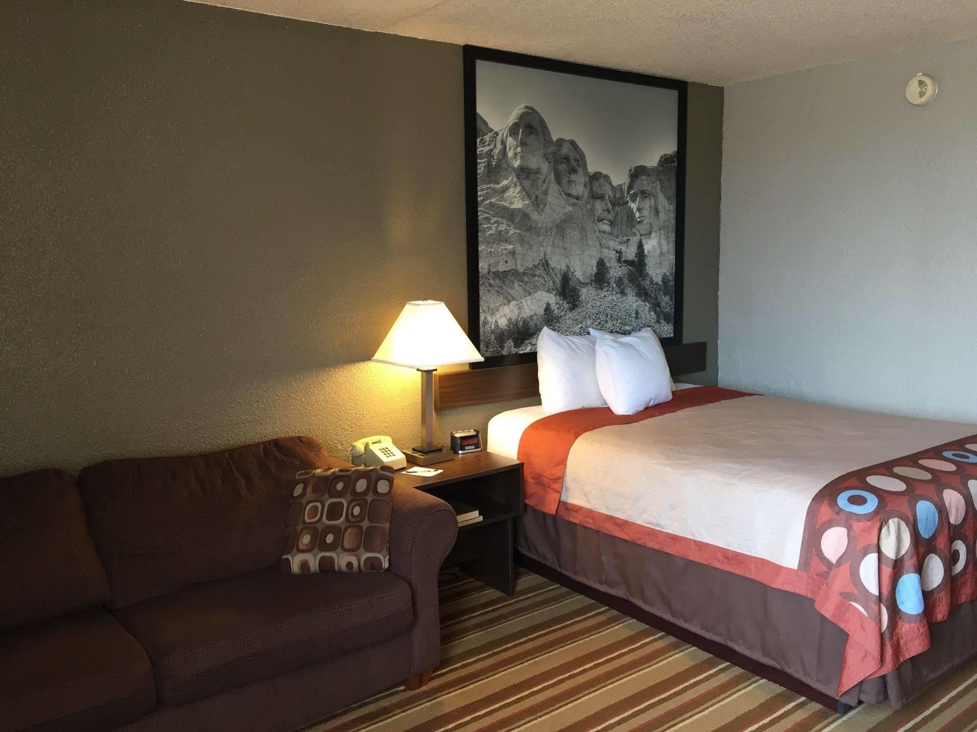 Super 8 By Wyndham Redfield Hotel Exterior photo