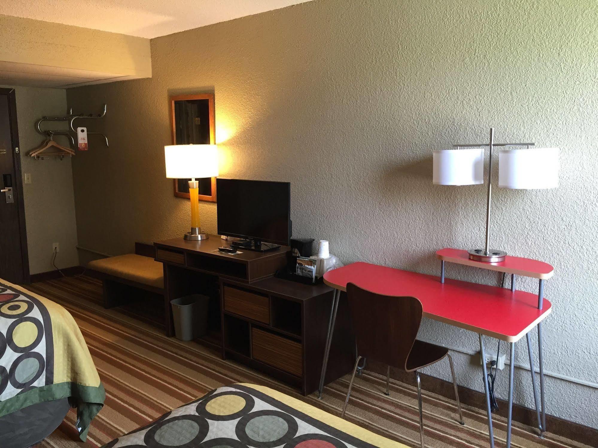 Super 8 By Wyndham Redfield Hotel Exterior photo